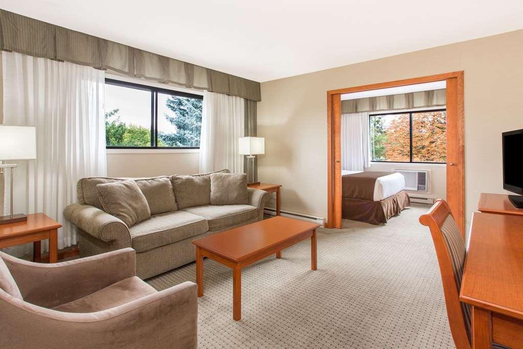 Ramada By Wyndham & Conference Center Hotel Kelowna