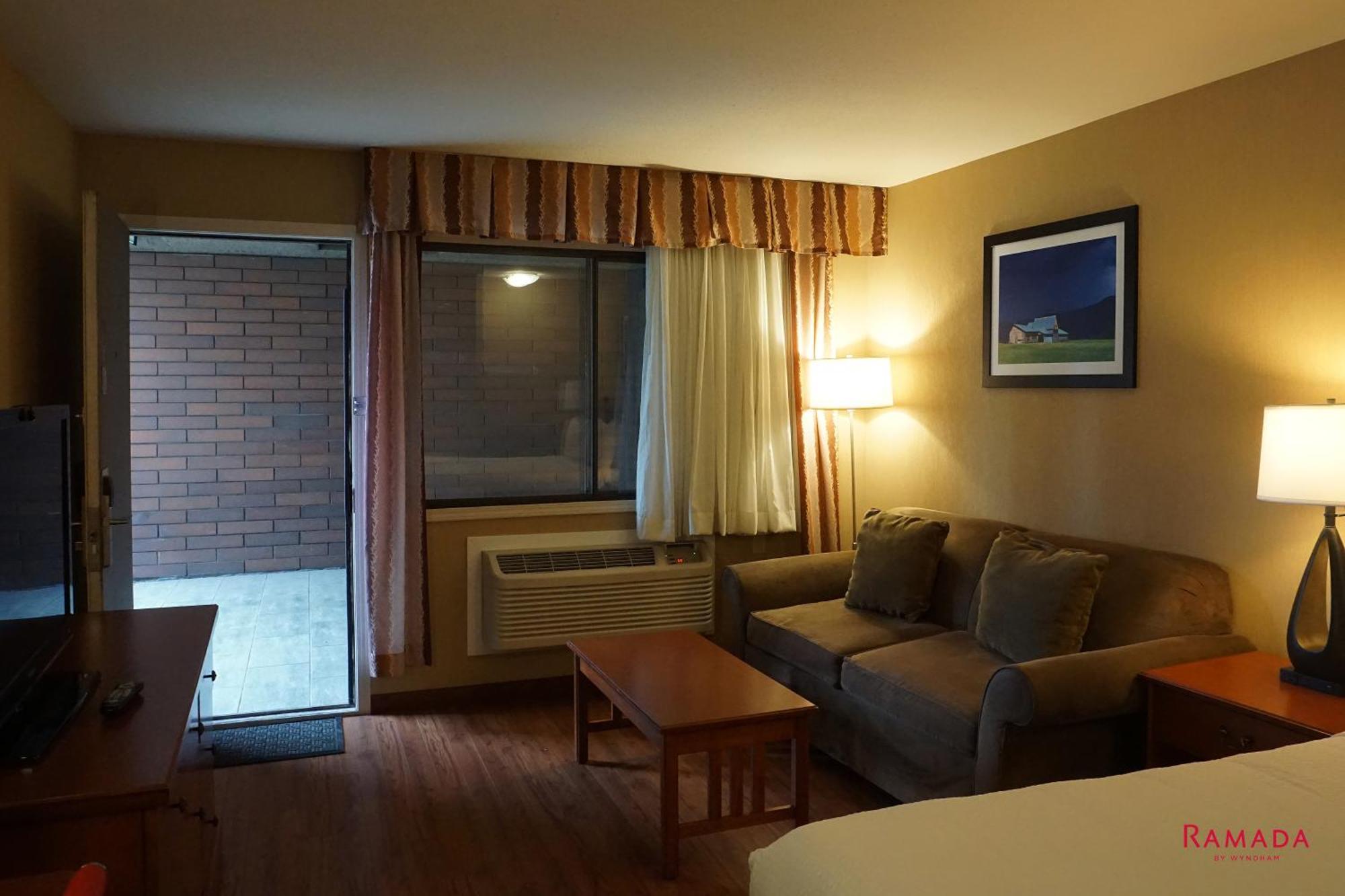 Hotel Ramada By Wyndham & Conference Center 3*