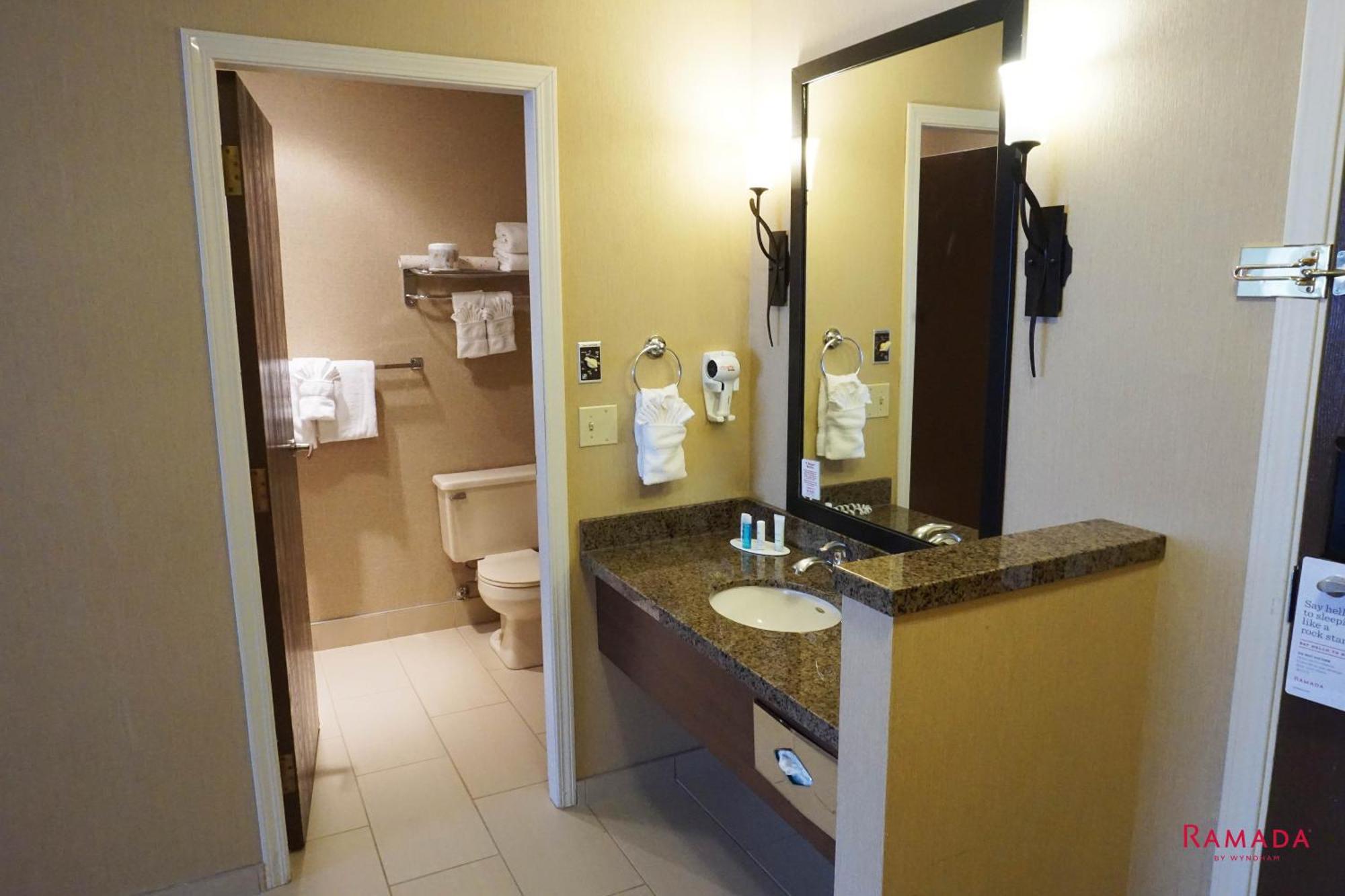 Hotel Ramada By Wyndham & Conference Center