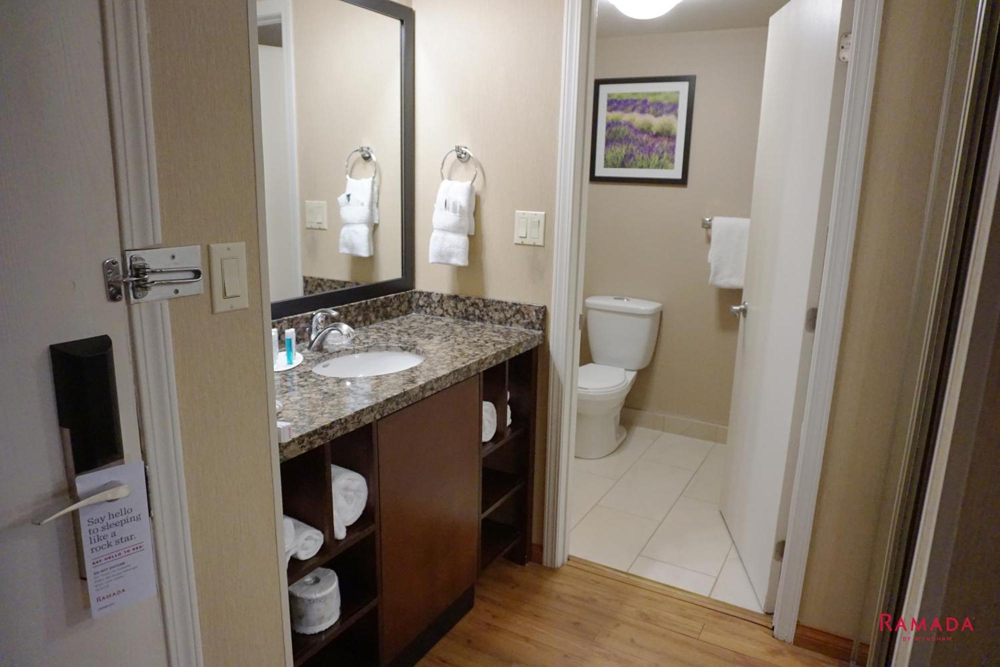 Hotel Ramada By Wyndham & Conference Center Kelowna